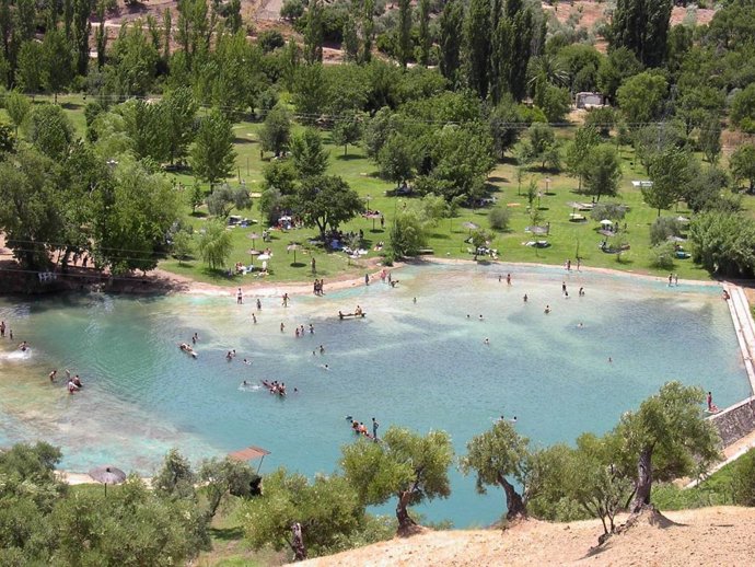 Vista de la 'playita' de Zahara de la Sierra, una playa de interior ubicada en la sierra de Cádiz