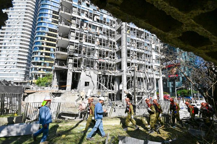 RAMAT GAN, 19 de junho de 2025 -- Forças de segurança e resgate israelenses trabalham no local de um ataque com mísseis do Irã em Ramat Gan, Israel, em 19 de junho de 2025. O Irã teve como alvo as instalações de inteligência militar de Israel em seus ataq