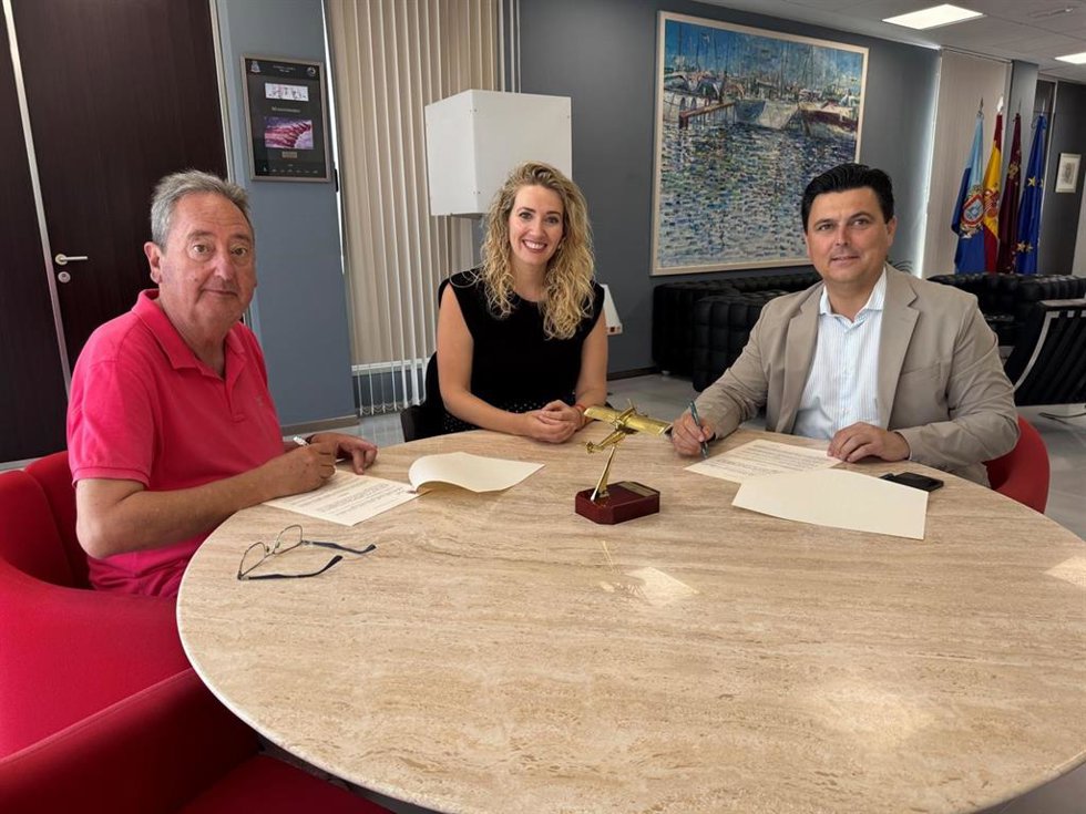 El alcalde de San Javier, José Miguel Luengo, y el presidente de Aidemar, Francisco García, suscriben el convenio junto a la concejala de Derechos Sociales, María del Mar Pérez