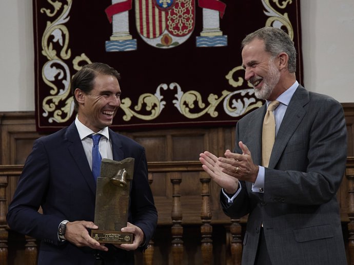 Archivo - El Rey Felipe VI entrega el ‘Premio Camino Real’ al tenista Rafael Nadal