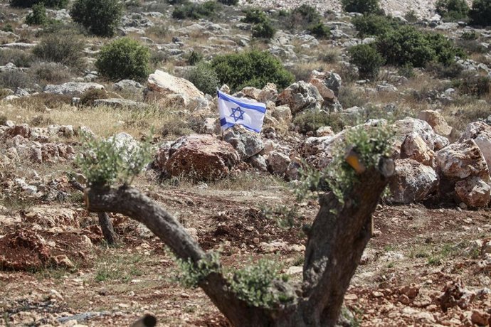 Imagen de archivo de una bandera israelí colocada por colonos israelíes durante un ataque contra viviendas de palestinos en el norte de Cisjordania