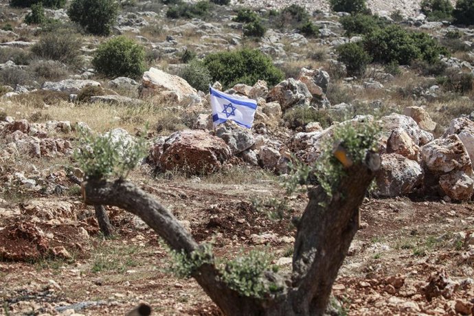 Imagem de arquivo de uma bandeira israelense colocada por colonos israelenses durante um ataque a casas palestinas no norte da Cisjordânia.