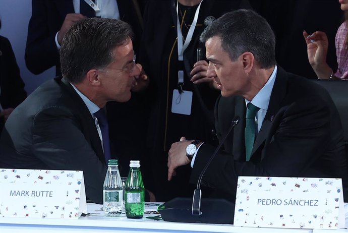 Archivo - Arxiu - El president del Govern, Pedro Sánchez, conversa amb el secretari general de l'OTAN, Mark Rutte, durant el cim de la Comunitat Política Europea, a 16 de maig del 2025, a Tirana (Albània).