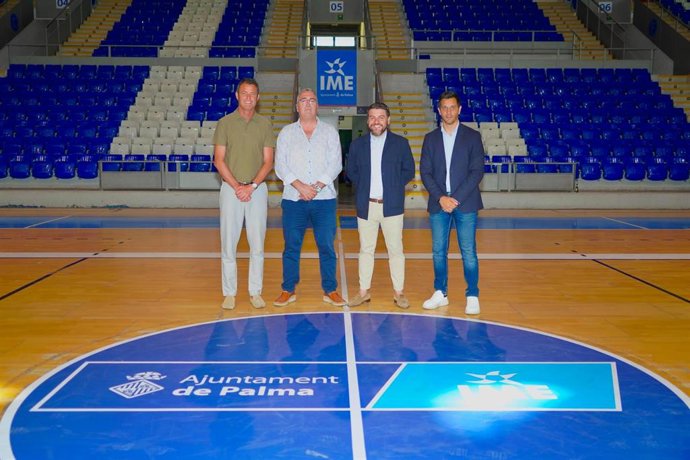 El vicepresidente de la Asociación Independiente de Deporte de Empresas, Francisco A. García, y el primer teniente de alcalde del Ayuntamiento de Palma, Javier Bonet, tras la firma del convenio.