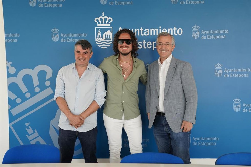El alcalde de Estepona (Málaga), José María García Urbano, el cortador profesional de jamón, José María Téllez 'Popi' y el artista Kiki Morente
