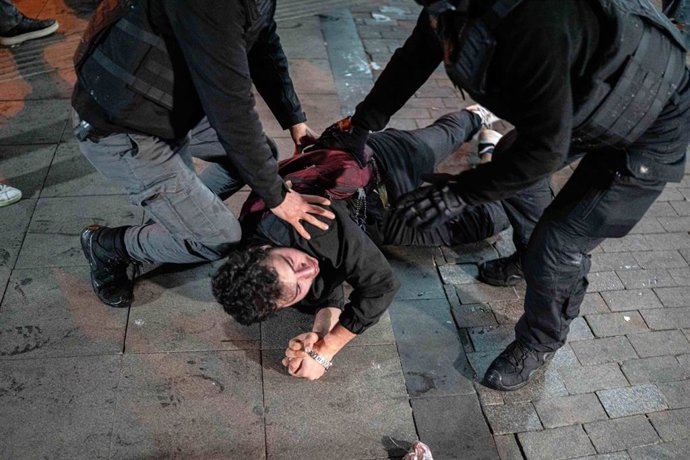 Archivo - Un manifestante detenido durante las protestas por el arresto del alcalde de Estambul, Ekrem Imamoglu