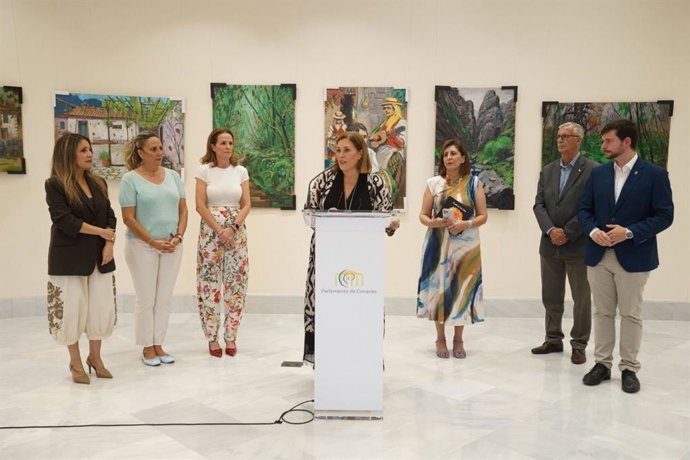 La presidenta del Parlamento de Canarias, Astrid Pérez, en la inauguración de la exposición 'El arte nos hace libres'
