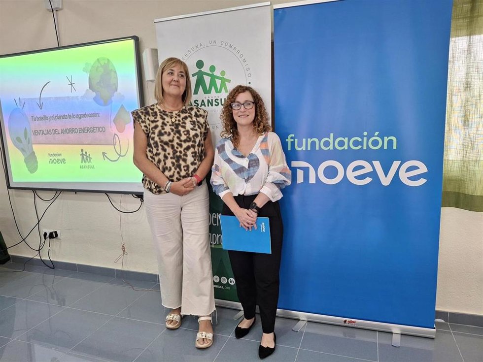 Estrella Blanco, responsable de Fundación Moeve en Cádiz, en una visita a las instalaciones de Asansull en Sobrevela, en La Línea de la Concepción (Cádiz), como entidad ganadora del Premio al Valor Social 2024