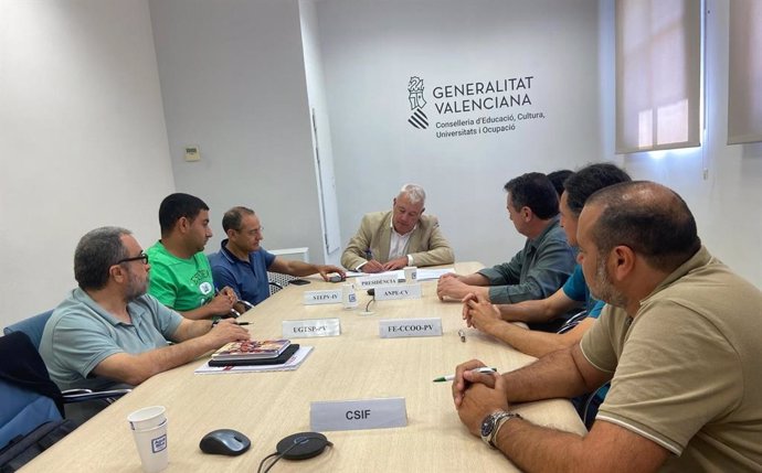 El secretari autonòmic d'Educació, Daniel McEvoy, ha signat hui dijous dos acords amb els sindicats STEPV, ANPE, UGT, CCOO i CSIF