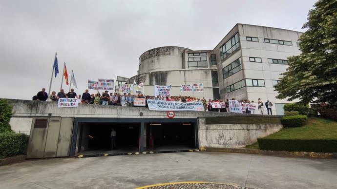 Concentración de vecinos de Ribeira (A Coruña) ante la sede del Sergas en Santiago.