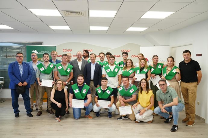Foto de familia tras la entrega de becas.