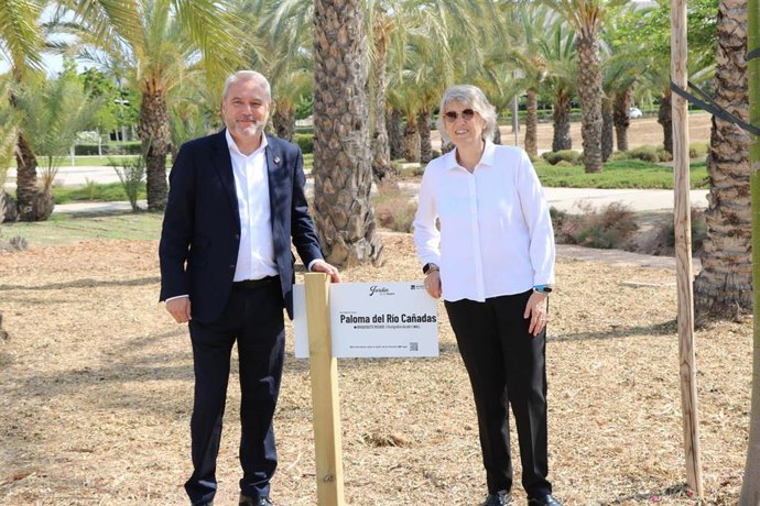 El rector de la UMH, Juan José Ruiz (i), y la periodista Paloma del Río (d)
