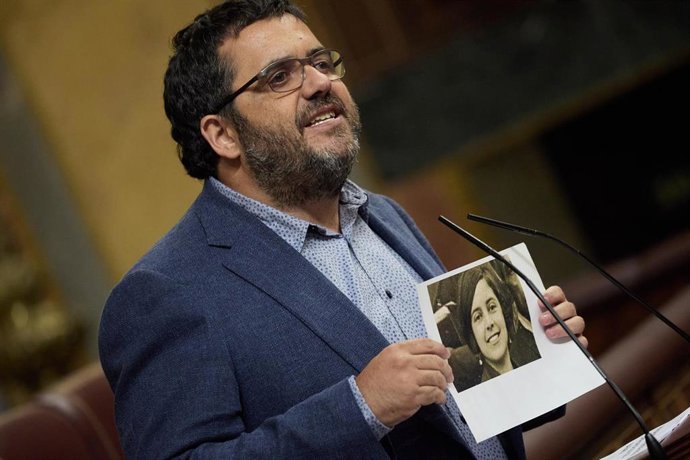 Archivo - El senador de Més Per Mallorca, Vicenç Vidal Matas, muestra una imagen de la líder sindicalista y feminista Aurora Picornell, durante una sesión plenaria, en el Congreso de los Diputados, a 18 de junio de 2024, en Madrid (España). E