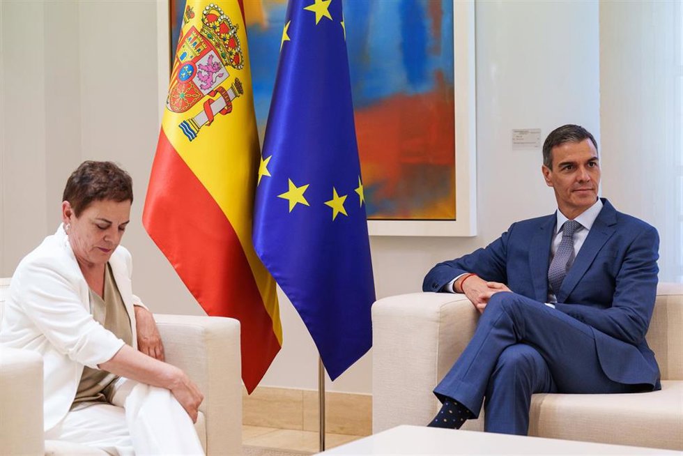 El presidente del Gobierno, Pedro Sánchez, mantiene un encuentro con la portavoz de EH Bildu en el Congreso de los DIputados, Mertxe Aizpurua, en el Complejo de la Moncloa, a 18 de junio de 2025, en Madrid (España).