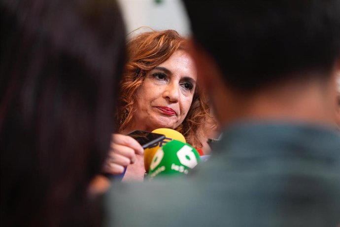La vicepresidenta primera y ministra de Hacienda, María Jesús Montero, en una atención a medios.
