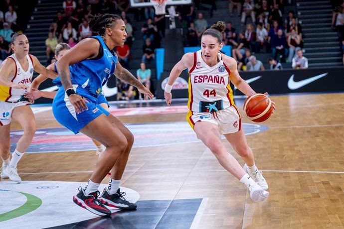 Iyana Martín, durante um jogo com a equipe nacional espanhola no Eurobasket Women 2025.