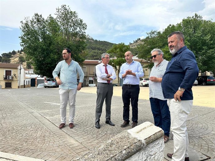 El presidente de la Diputación de Málaga, Francisco Salado, visita la localidad de Archidona.
