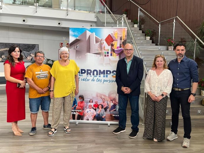 El subdelegado del Gobierno, Manuel Fernández (3d), junto a Ana Quílez (3i) y otros representantes de Aprompsi-Jaén.