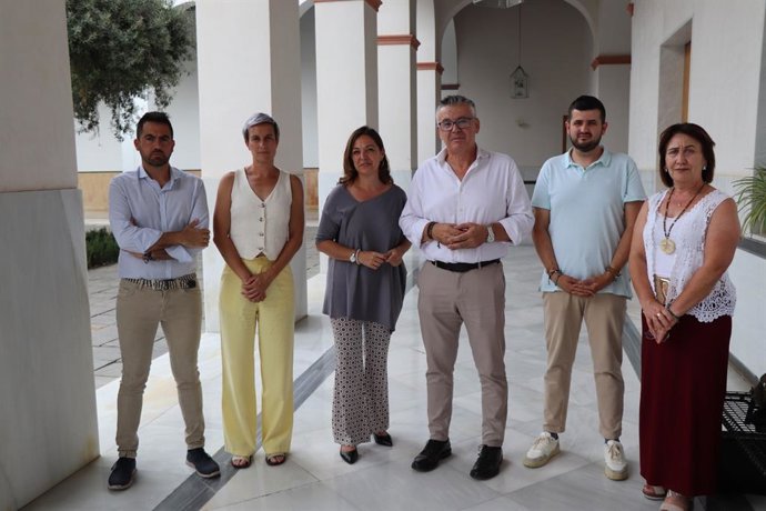 Isabel Ambrosio y Lope Ruiz (centro), junto a miembros del gobierno municipal de Iznájar, en el Parlamento de Andalucía.