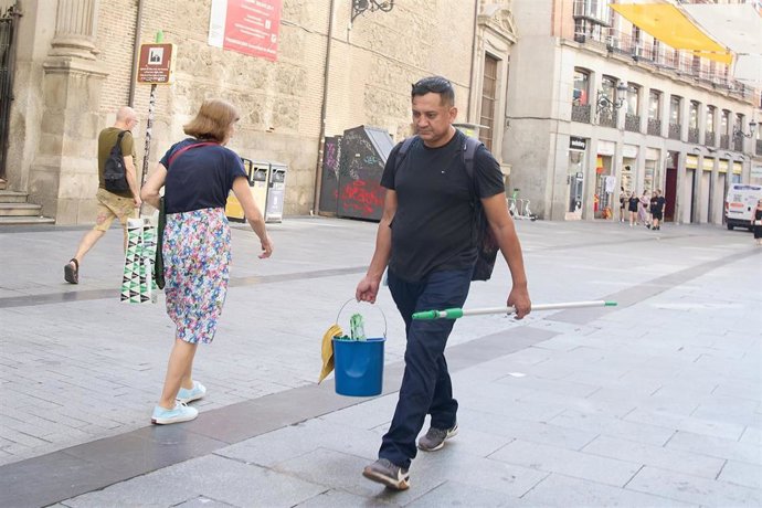 Archivo - Un trabajador del sector de la limpieza, en una imagen de archivo.