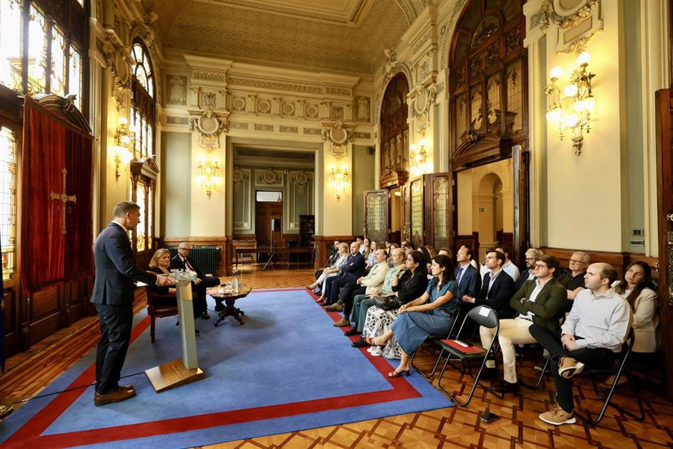 Conferencia de Espacio Fundamentos en la Junta General.