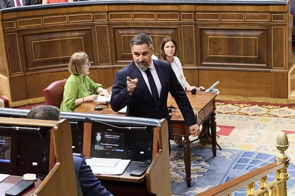 El presidente de VOX, Santiago Abascal, señalando al presidente del Gobierno, Pedro Sánchez, mientras abandona el hemiciclo del Congreso.
