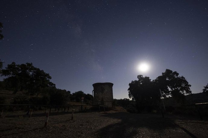 Archivo - Detalle de las perséidas sobre el Cerro del Hierro, situado en la localidad sevillana de San Nicolás del Puerto, a 14 de agosto de 2024 en Sevilla (Andalucía, España). Las perseidas son también conocidas en los países de tradición católica con e