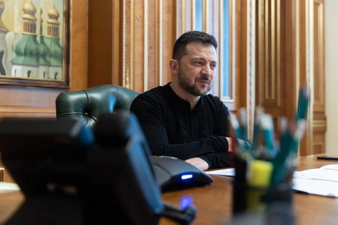 Archivo - February 21, 2025, Kiev, Kyiv Oblast, Ukraine: Ukrainian President Volodymyr Zelenskyy, listens to Slovenian Prime Minister Robert Golob during a video conference meeting from the Mariinskyi Palace, February 21, 2025 in Kiev, Ukraine.,Image: 967