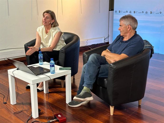 La directora de la Fundación Caja Rural de Asturias, Eva Pando, y el alcalde de Somiedo y presidente de la Red Asturiana de Desarrollo Rural (Reader), Belarmino Fernández.