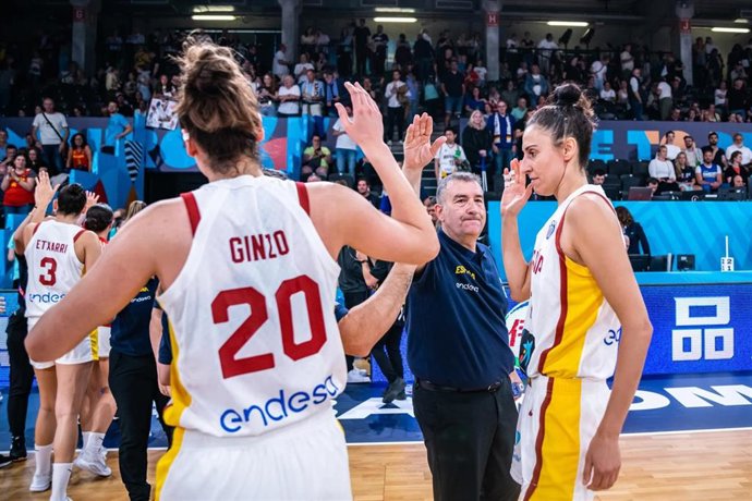 El seleccionador nacional femenino de baloncesto, Miguel Méndez