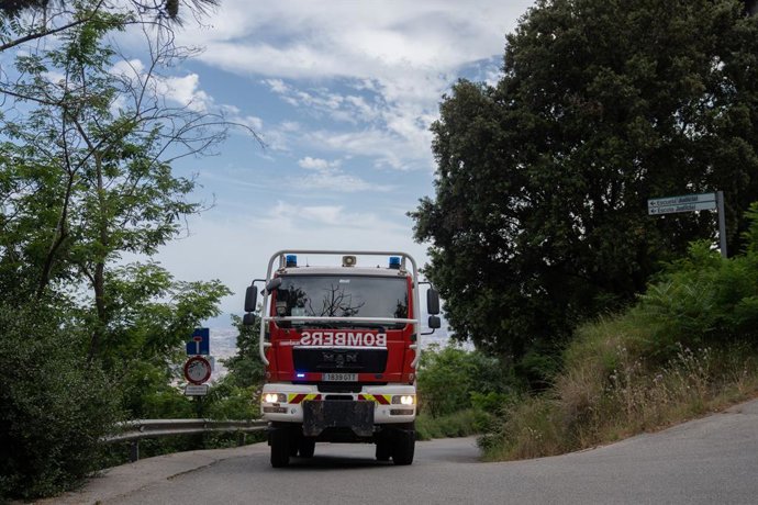 Diversos bombers durant un simulacre d'incendi forestal a la muntanya de Collserola, en una imatge d'arxiu