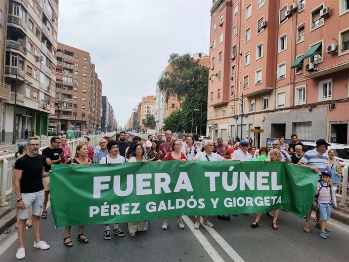 Vecinos cortan el túnel de Pérez Galdós de València en una concentración para exigir su eliminación: "El momento es ahora"