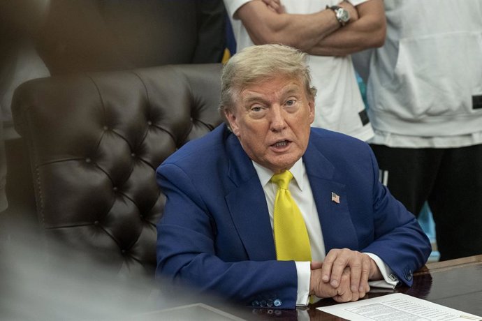 June 18, 2025, Washington, District Of Columbia, USA: United States President DONALD J TRUMP answers reporters questions during a meeting with members of the Juventus soccer club in the Oval Office of the White House.