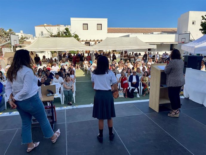 Acto de entrega de uno de los premios del concurso de dibujo infantil 'Pinta Europa'.