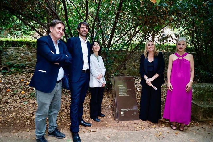 Acto de colocación de la placa conmemorativa de Coral Bracho, ganadora de la XXI edición del Premio Internacional de Poesía Ciudad de Granada Federico García Lorca.