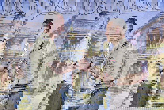 El Rey entrega la Distinción Especial al teniente general Sean C. Bernabe, Deputy Commanding General of United States Army Europe and Africa (Deputy USAREURAF), en el acto de los Premios Ejército.