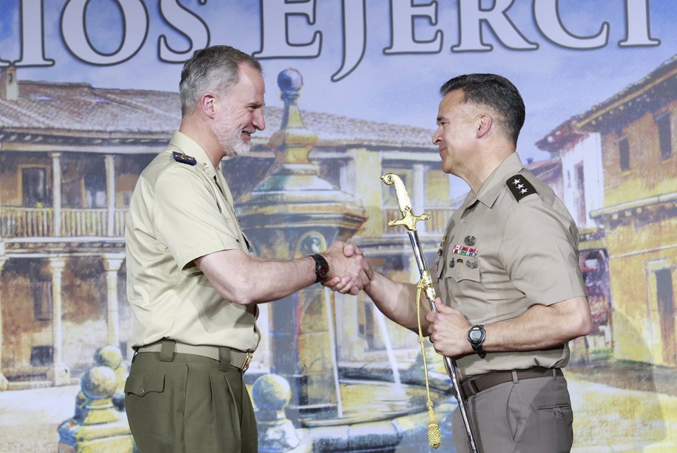 El Rey entrega la Distinción Especial al teniente general Sean C. Bernabe, Deputy Commanding General of United States Army Europe and Africa (Deputy USAREURAF), en el acto de los Premios Ejército.