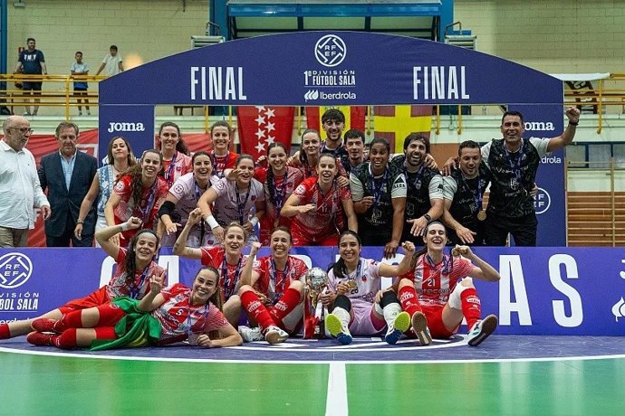 El Futsi Atlético Navalcarnero celebra su título de la Primera División Iberdrola 2024/25.