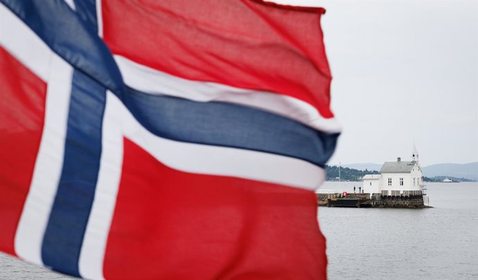 Archivo - A Norvegian flag floating on Oslo harbour, Norway, Sunday 16 June 2024.