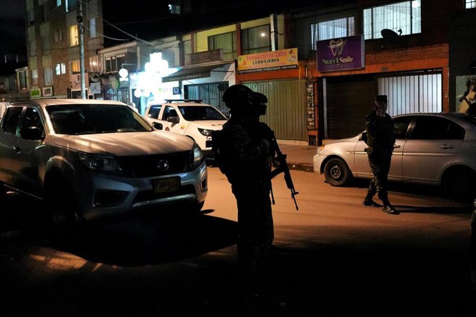 Imagen de archivo de las fuerzas de seguridad de Colombia patrullando la zona en la que el senador Miguel Uribe fue atacado en Bogotá