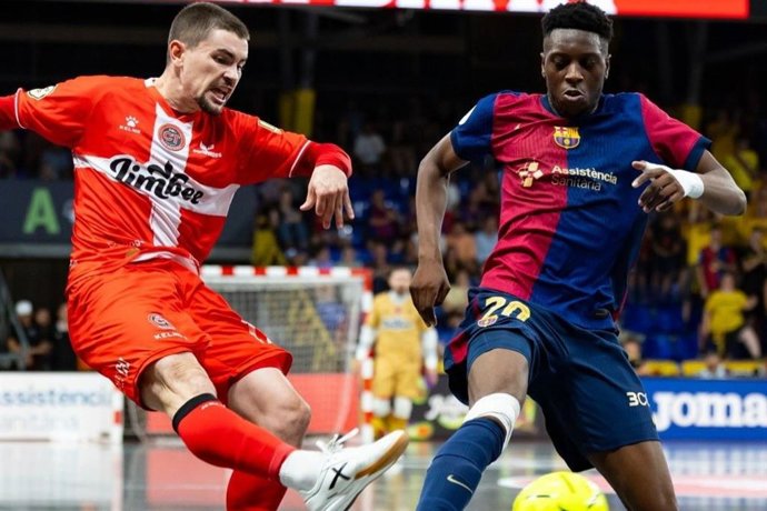 Mamadou Touré (dcha.), durante un partido con el FC Barcelona frente al Jimbee Cartagena.