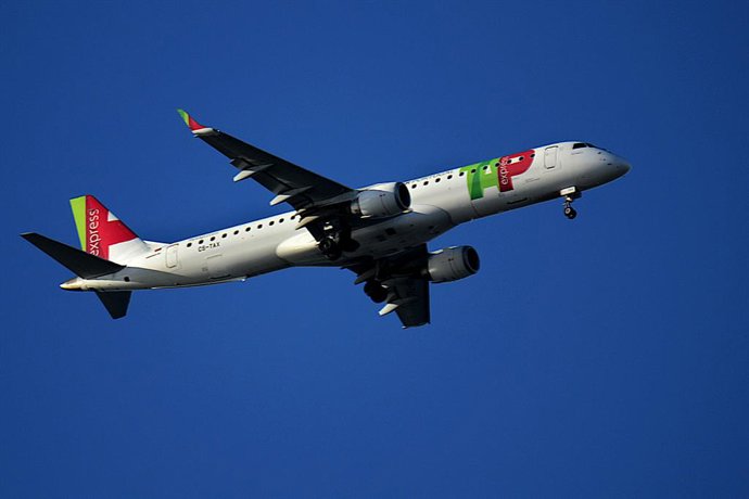 Archivo - January 29, 2025, Marseille, France: View of a Tap Air Portugal plane arriving at Marseille Provence Airport.