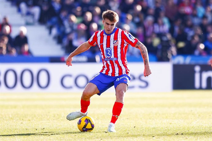 Archivo - Pablo Barrios of Atletico de Madrid in action during the Spanish League, LaLiga EA Sports, football match played between CD Leganes and Atletico de Madrid at Butarque stadium on January 18, 2025, in Leganes, Madrid, Spain.