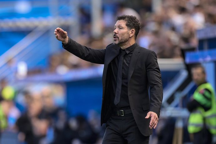 Archivo - Diego Pablo 'Cholo' Simeone head coach of Atletico de Madrid reacts during the LaLiga EA Sports match between Deportivo Alaves and Atletico de Madrid at Mendizorrotza on May 3, 2025, in Vitoria, Spain.