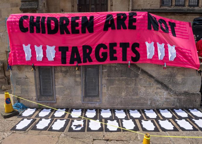 Una pancarta reclama "los niños no son objetivos" en la Marcha por los Niños de Gaza en la ciudad inglesa de Bristol