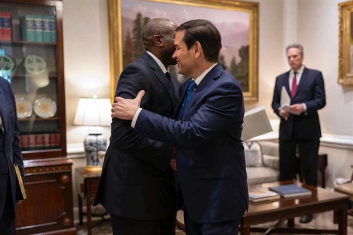El ministro de Exteriores de Reino Unido, David Lammy, saluda al secretario de Estado de Estados Unidos, Marco Rubio, en el marco de su reunión en la Casa Blanca, en Washington, Estados Unidos