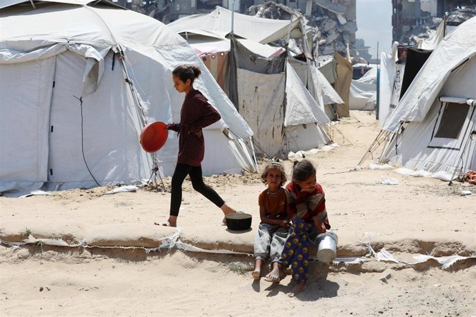 Niñas a la espera de recibir alimentos en la Franja de Gaza