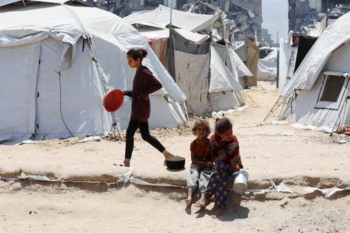 May 28, 2025, Gaza City, Gaza Strip, Palestinian Territory: Charitable organizations distribute hot meals to Palestinians in Gaza City, who are struggling with hunger due to Israel's attacks on Gaza and closed borders. As Israel's relentless and devastati