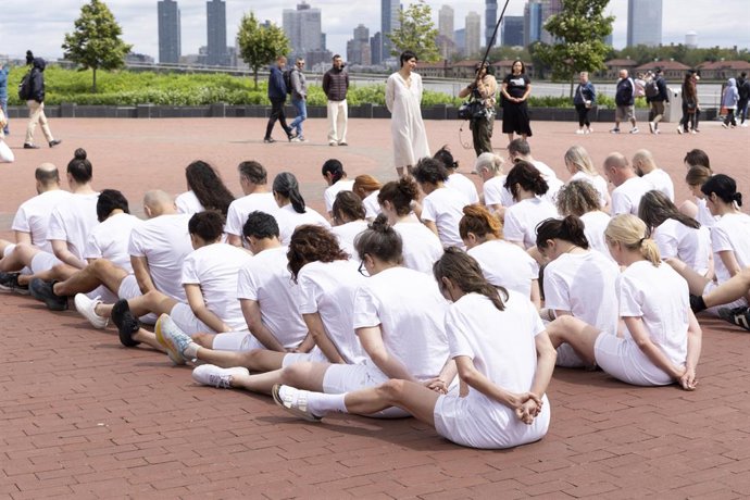 1º de junho de 2025, Nova York, Nova York, EUA: Na base da Estátua da Liberdade, 50 pessoas encenam uma performance recriando a imagem amplamente publicada dos homens detidos no CECOT, chamando a atenção para os 238 homens venezuelanos ilegalmente removid