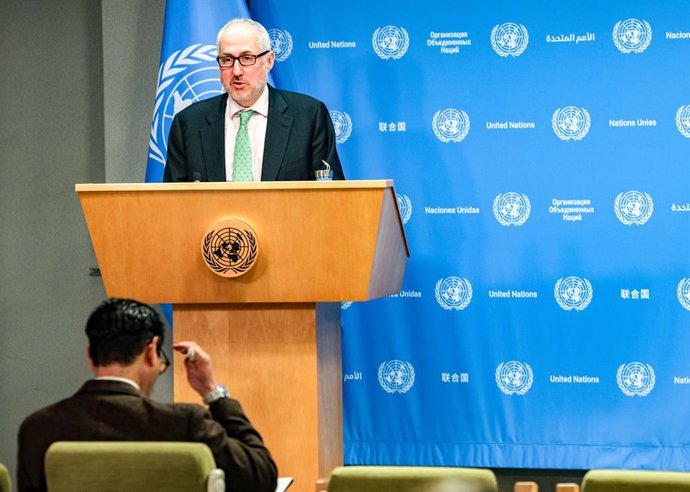 Archivo - April 22, 2025, New York, New York, USA: UN Secretary General Spokesperson, STEPHANE DUJARRIC, briefs the press in the UN press briefing room.